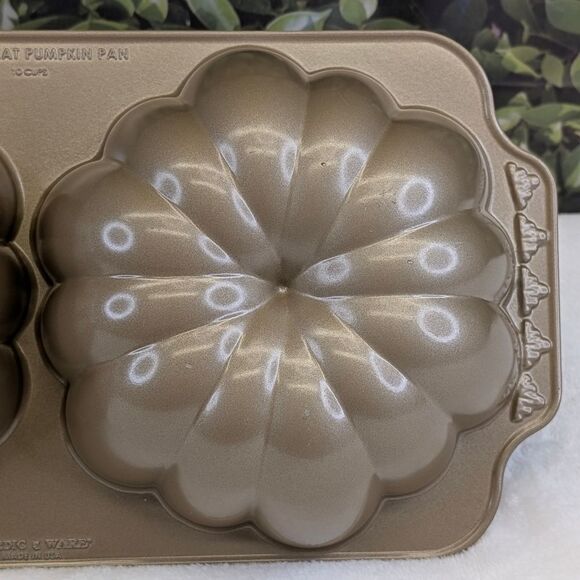 Nordic Ware Great Pumpkin Pan - Picture 7 of 11